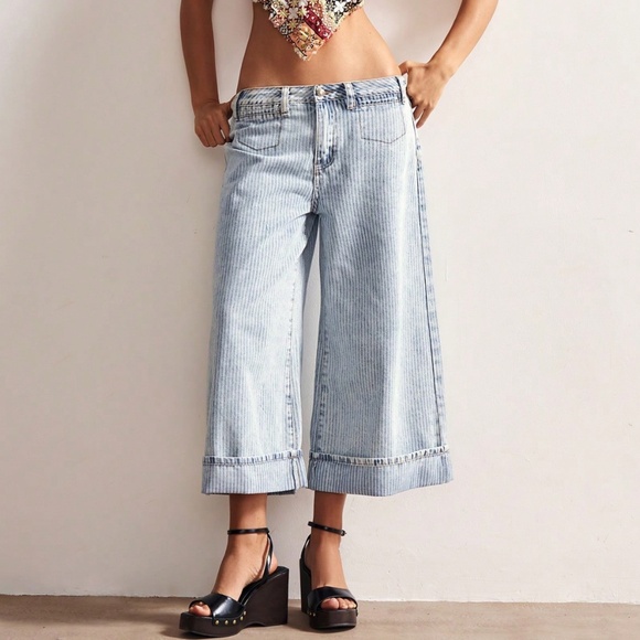 Light Wash Striped Cuffed Wide leg Cropped Wide Leg Denim Jeans - Picture 5 of 6